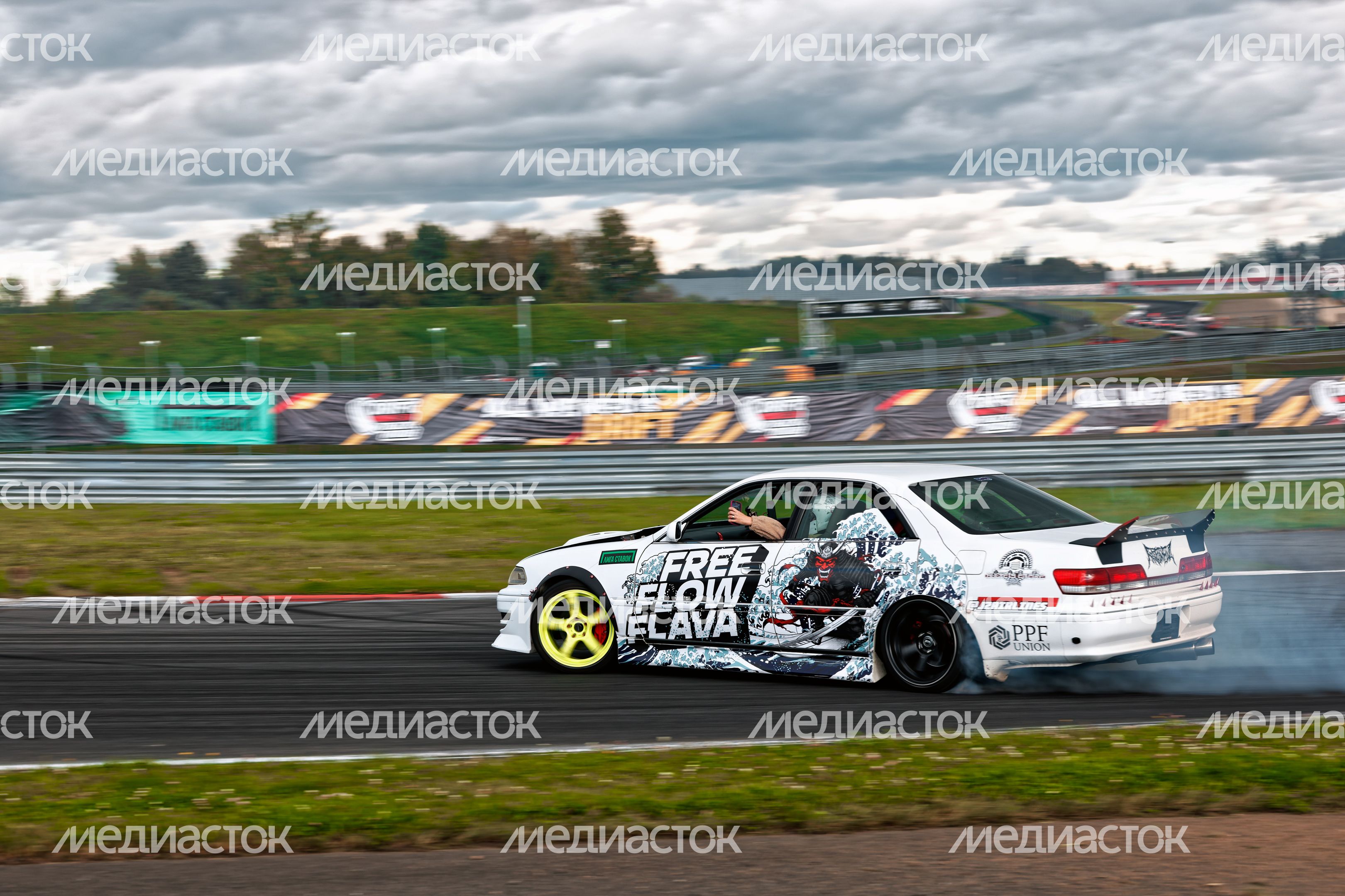 Дрифт-гонка автомобилей по автодрому Moscow Raceway на фестивале «Дрифт Экспо» в Волоколамске Дрифт-гонка автомобилей по автодрому Moscow Raceway на фестивале «Дрифт Экспо» в Волоколамске