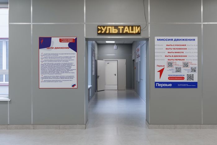 Коридор воспитательно-образовательного комплекса в микрорайоне Новогорск города Химки