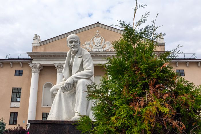 Памятник В.И. Ленину у Дворца культуры «Видное» на улице Школьной в городе Видное Ленинского округа