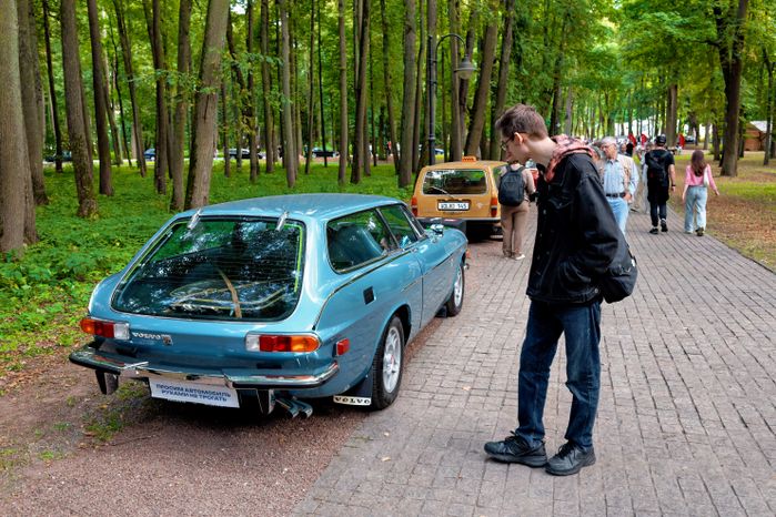 Ретроавтомобили и суперкары на автофестивале «Автовыходные в Архангельском» в округе Красногорск