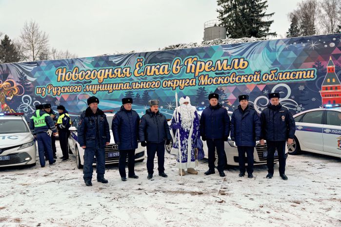 Автопоезд Деда Мороза везет в Москву главную елку страны