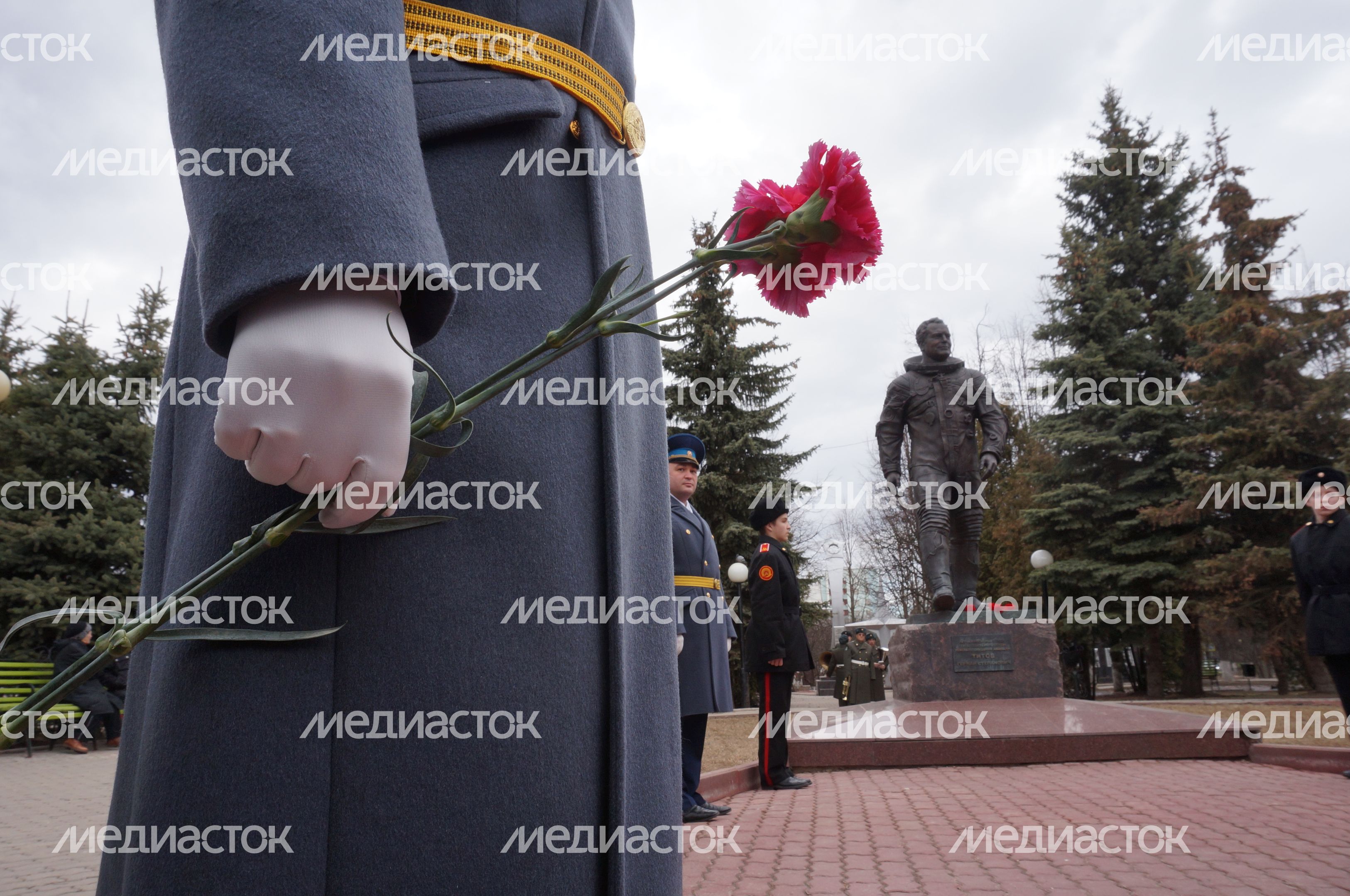 Возложение цветов к памятнику Ю. Гагарину в Краснознаменске