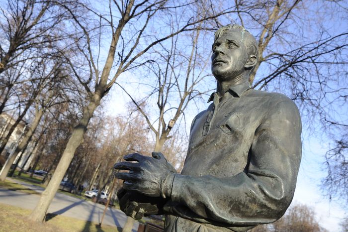 Памятник футболисту Льву Яшину в Москве
