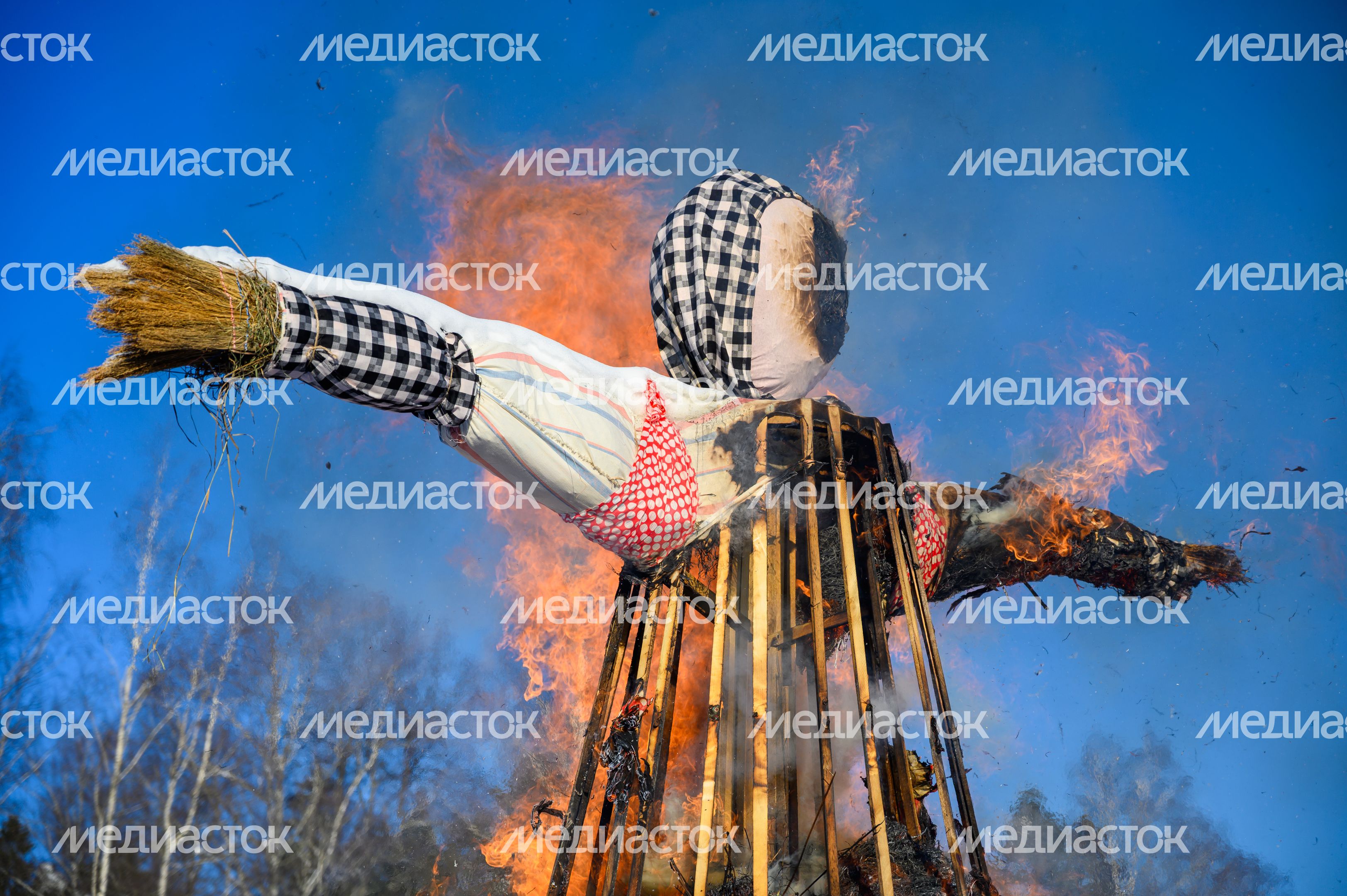 Сожжение чучела на Масленице в Мураново Сожжение чучела на Масленице в Мураново