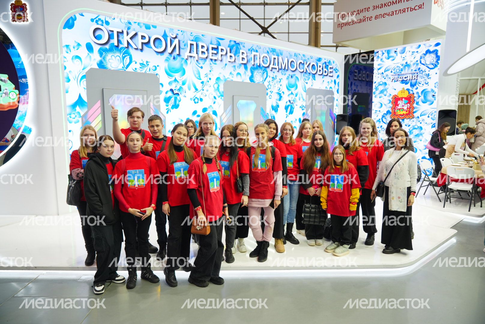 Волонтеры на выставке  «Россия»