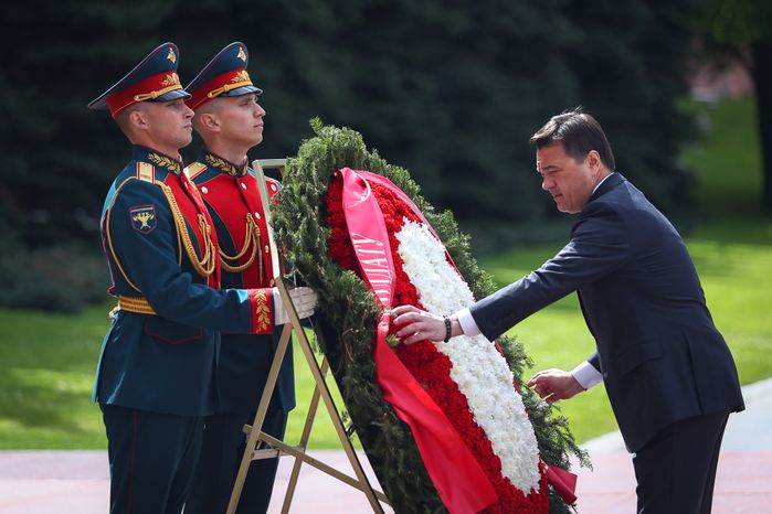 Возложение губернатором венка к Могиле Неизвестного Солдата