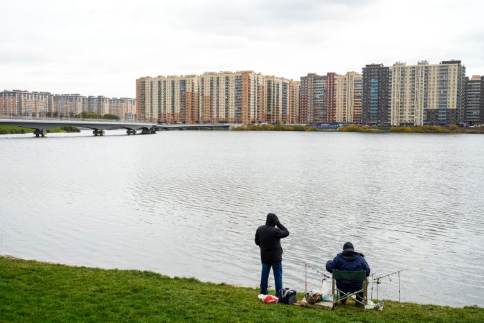 В Люберцах благоустроили парк "Дружба" с пешеходным мостом через озеро Черное