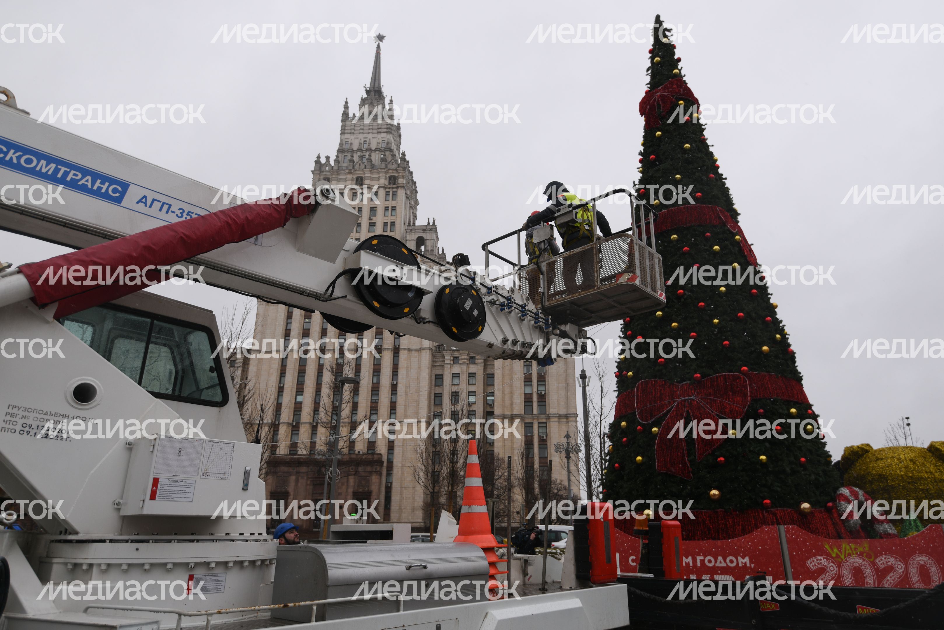 Демонтаж и складирование новогодних елок в Москве