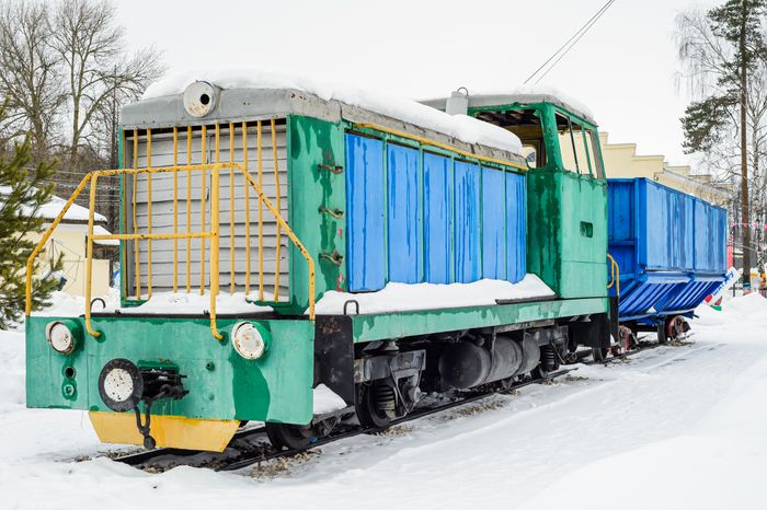 Памятник "Тепловоз ТУ7-1178" в Шатуре. Зима
