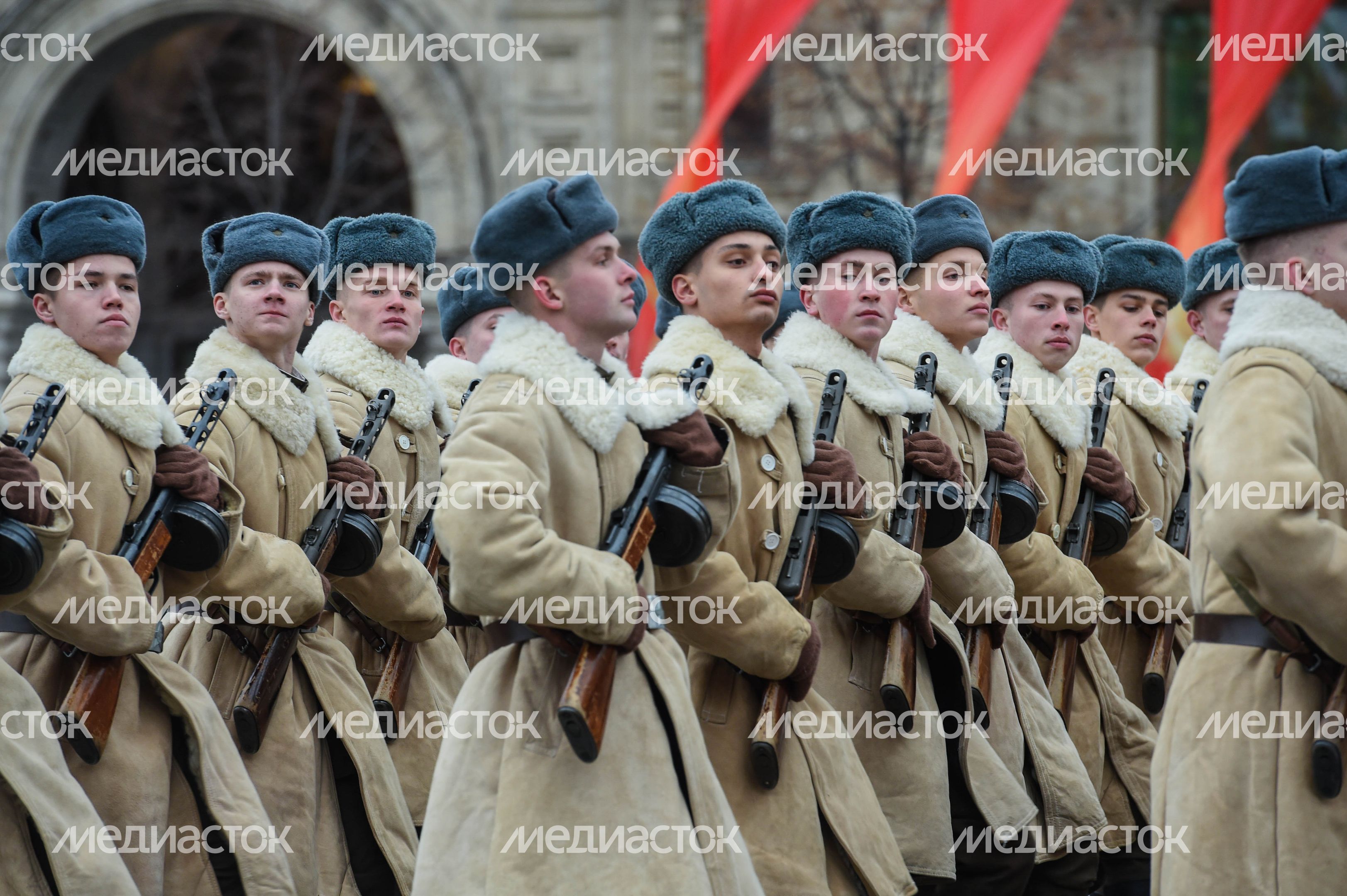 Торжественный марш в честь парада 1941 года на Красной площади в Москве
