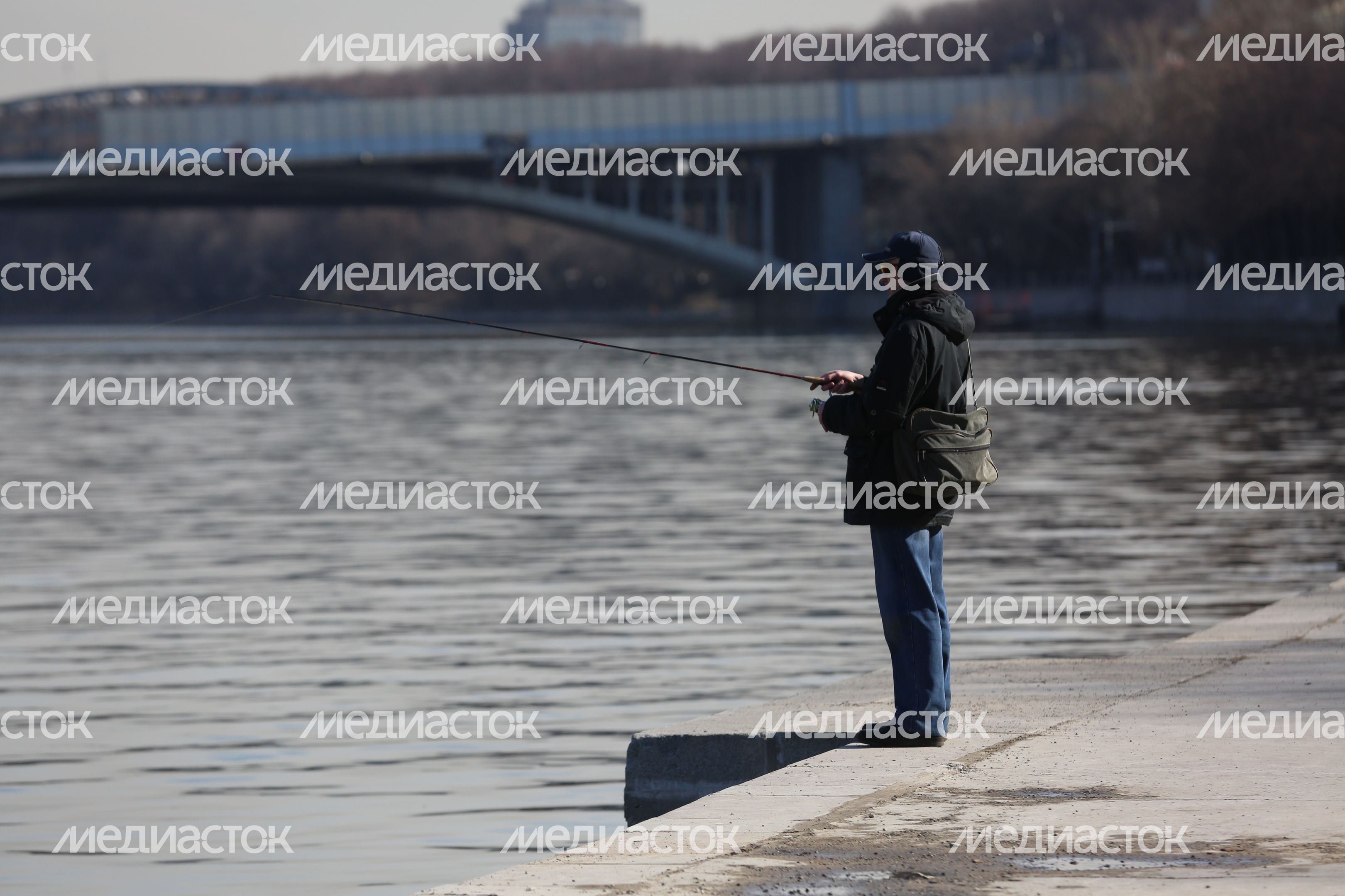 Мужчина рыбачит на Воробьевской набережной