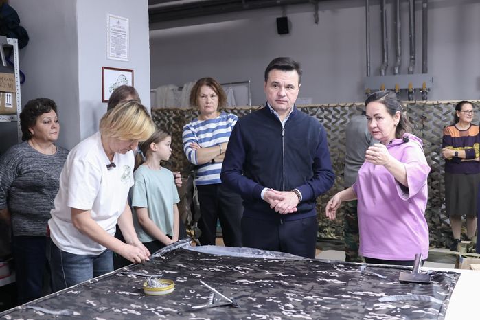 Андрей Воробьев посетил мастерскую волонтерского объединения «Zамаскируем СВОих»