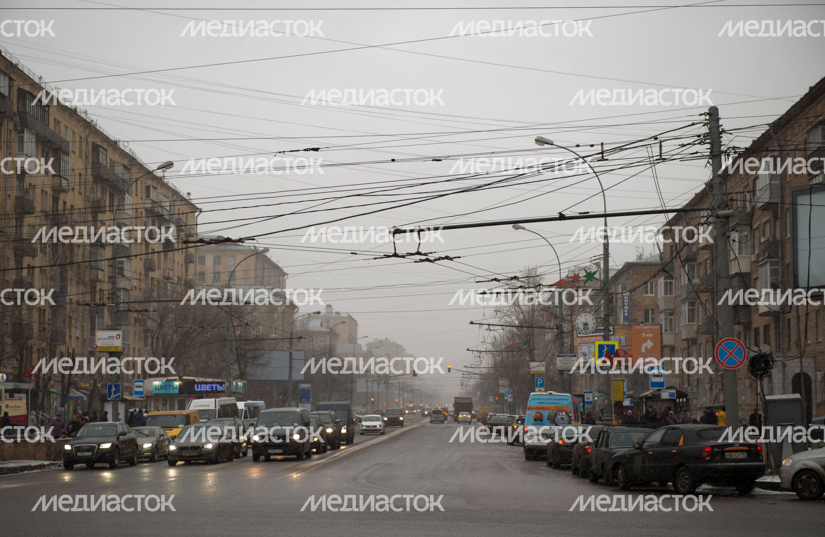 Автомобильное движение на улице Куусинена в Москве
