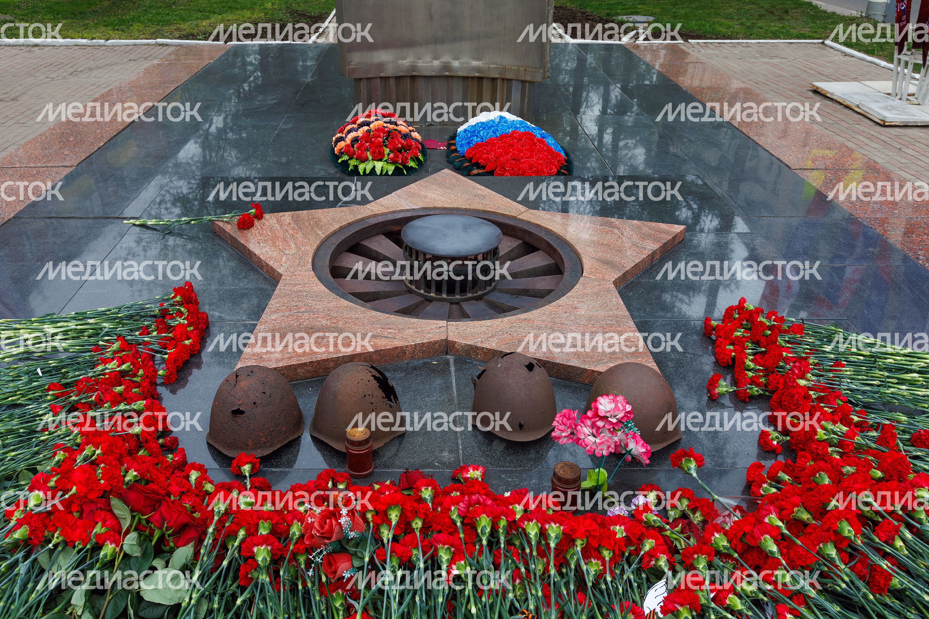 Весенние виды города Химки. Обелиск «Отстоявшим Отчизну» на площади Победы Весенние виды города Химки. Обелиск «Отстоявшим Отчизну» на площади Победы