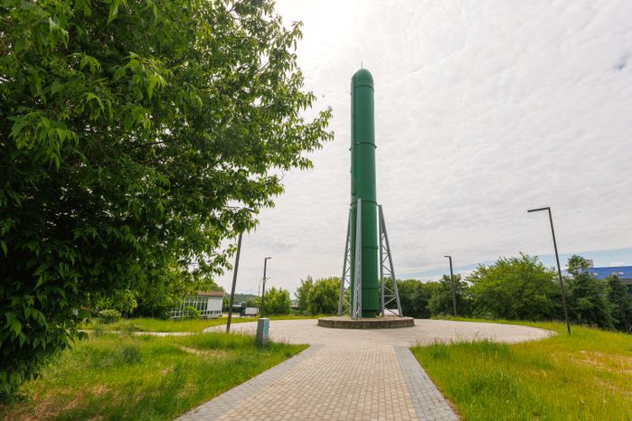 Баллистическая ракета РТ-2ПМ «Тополь» у памятника «Создателям ракетного щита России» в городе Дзержинский округа Люберцы