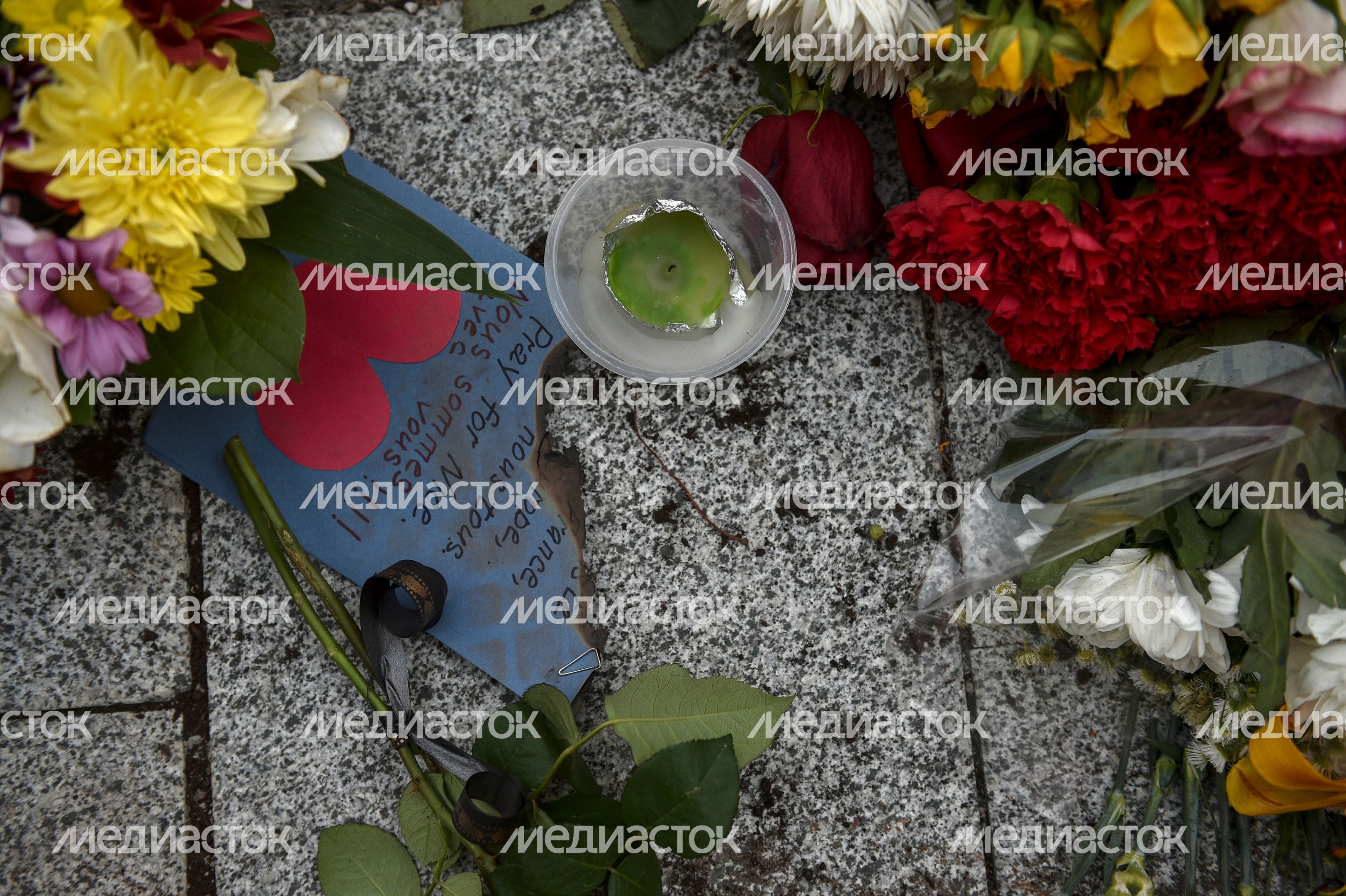 Жители Москвы несут цветы к посольству Франции Жители Москвы несут цветы к посольству Франции