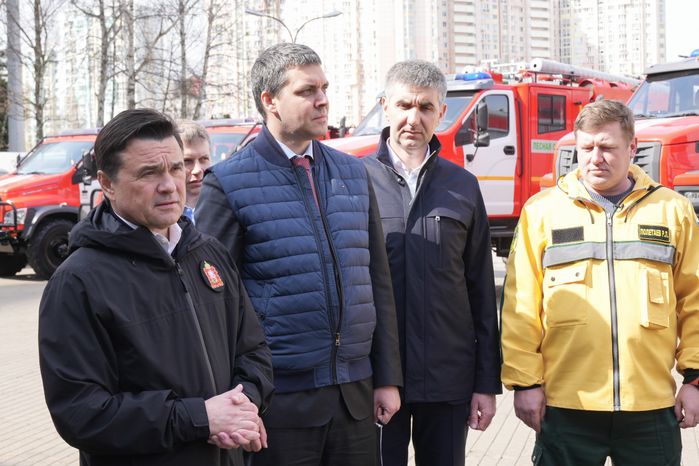 Андрей Воробьев и глава Рослесхоза передали в подмосковные лесничества новую спецтехнику