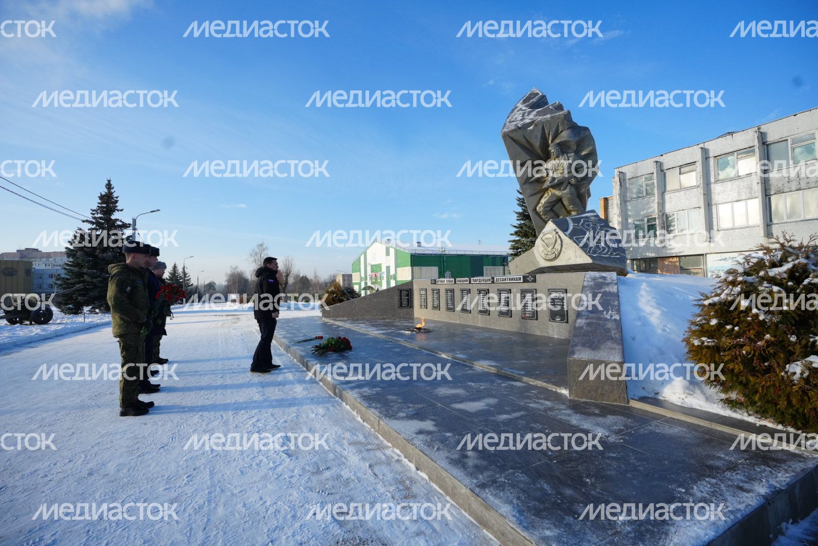 Возложение цветов к мемориалу погибших десантников Губернатором Подмосковья