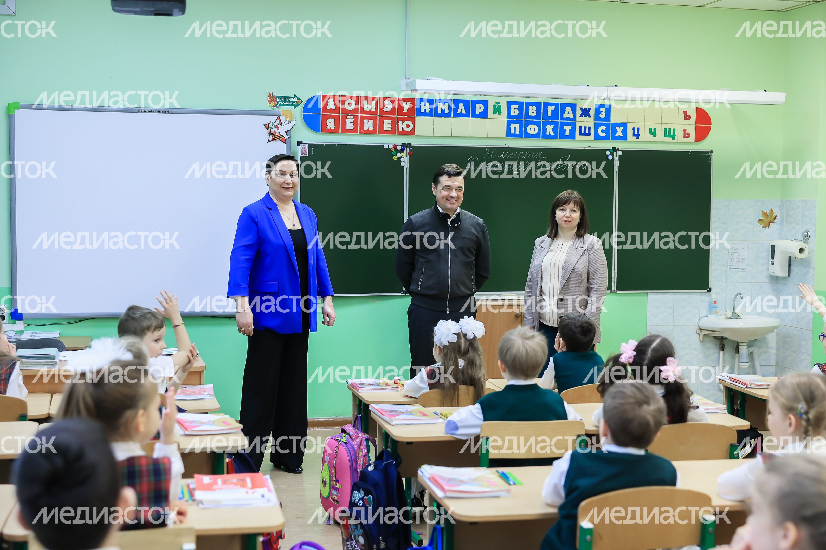 Проверка хода строительства пристройки к школе №14 в Долгопрудном Губернатором Подмосковья