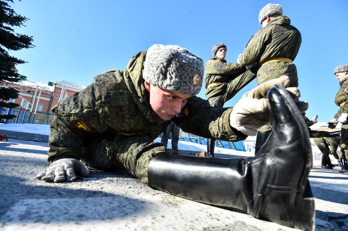 Подготовка военнослужащих отдельного комендантского Преображенского полка к военному параду на Красной площади