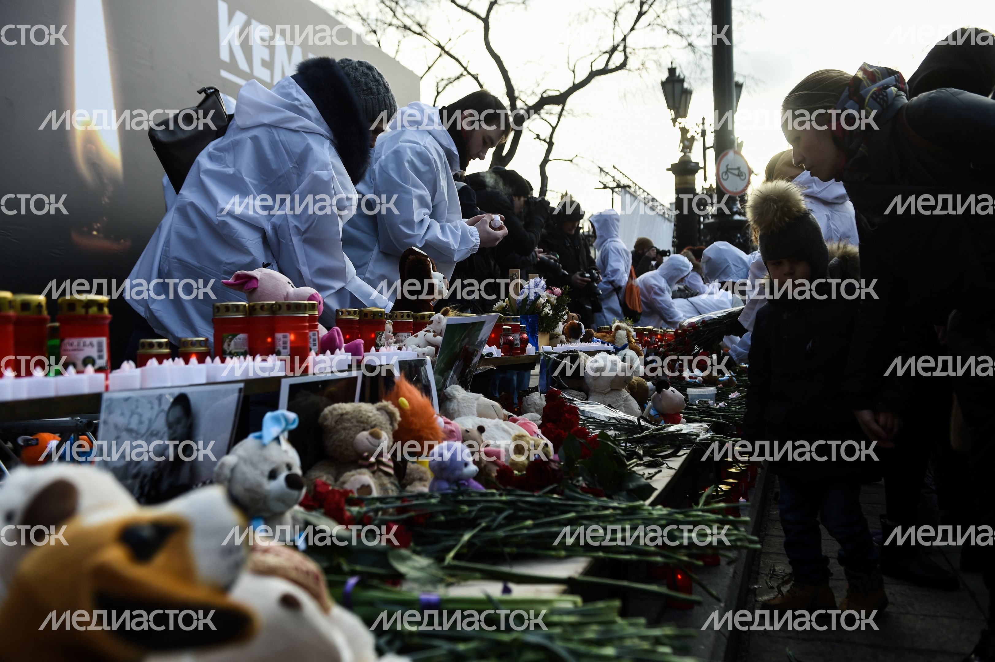 Акция в память о погибших в Кемерове на Манежной площади в Москве
