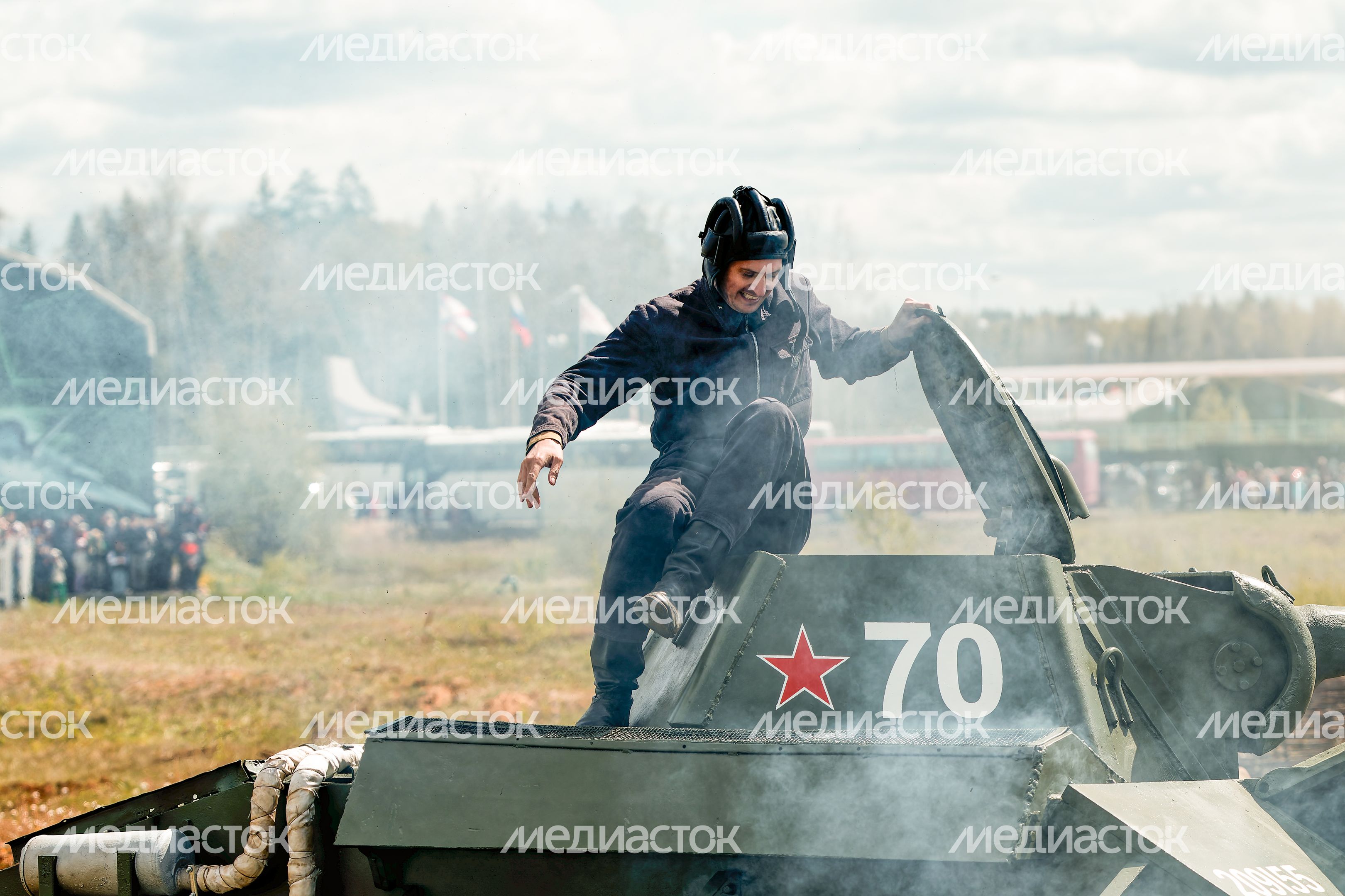 Военно-историческая реконструкция боя Великой Отечественной войны с техникой и авиацией в парке «Патриот» Одинцовского округа Военно-историческая реконструкция боя Великой Отечественной войны с техникой и авиацией в парке «Патриот» Одинцовского округа