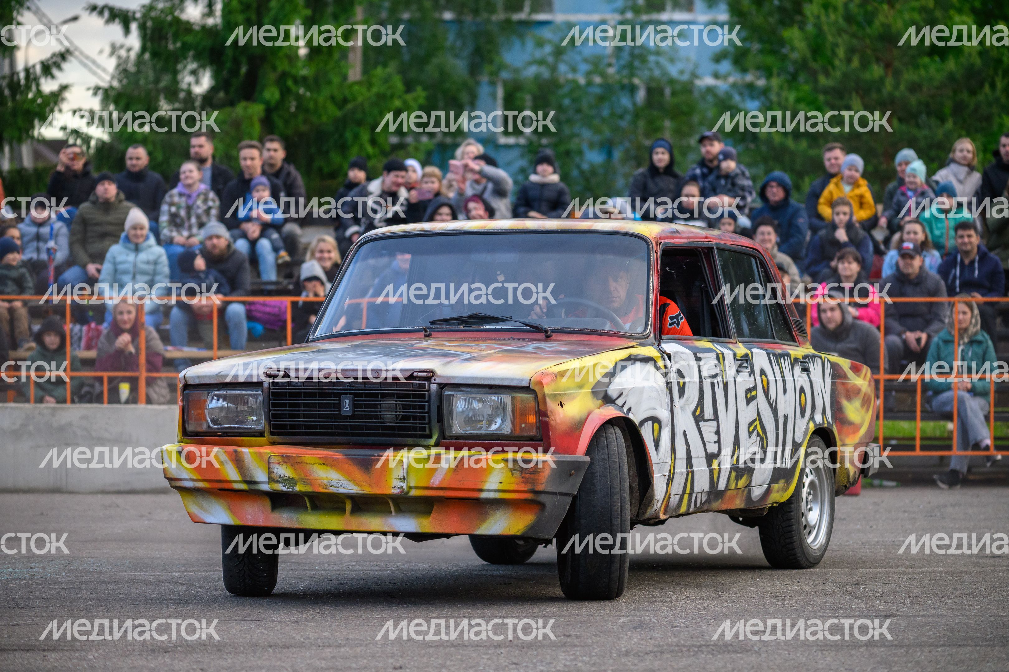 Невероятные трюки на автомобилях на шоу каскадеров в Чехове Невероятные трюки на автомобилях на шоу каскадеров в Чехове