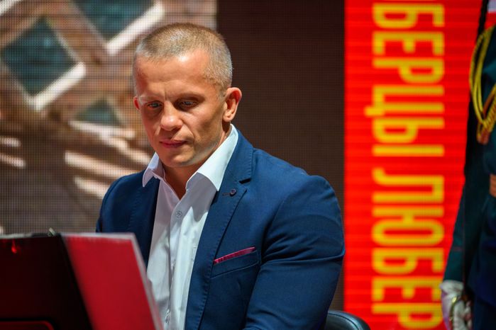 Руководитель спортивно-патриотического клуба «Ярополк» Илья Шадриков аккомпанировал на фортепиано певице на концерте