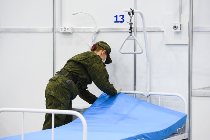 Медицинский центр для больных с коронавирусом, организованный в павильонах Конгрессно-выставочного центра в Кубинке