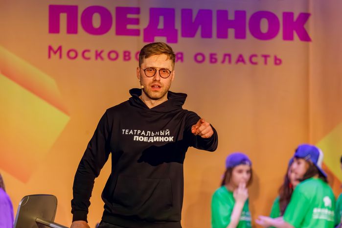 Актер театра, тренер по актерской импровизации Михаил Грищенко стал ведущим молодежного проекта «Театральный поединок»