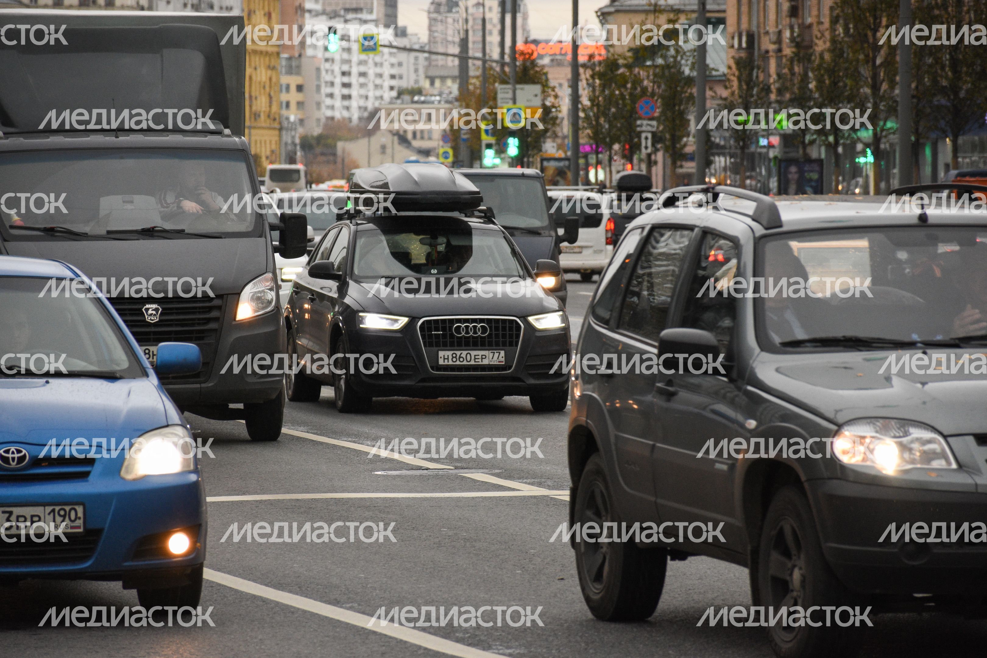 Повседневная жизнь города в Москве осенью