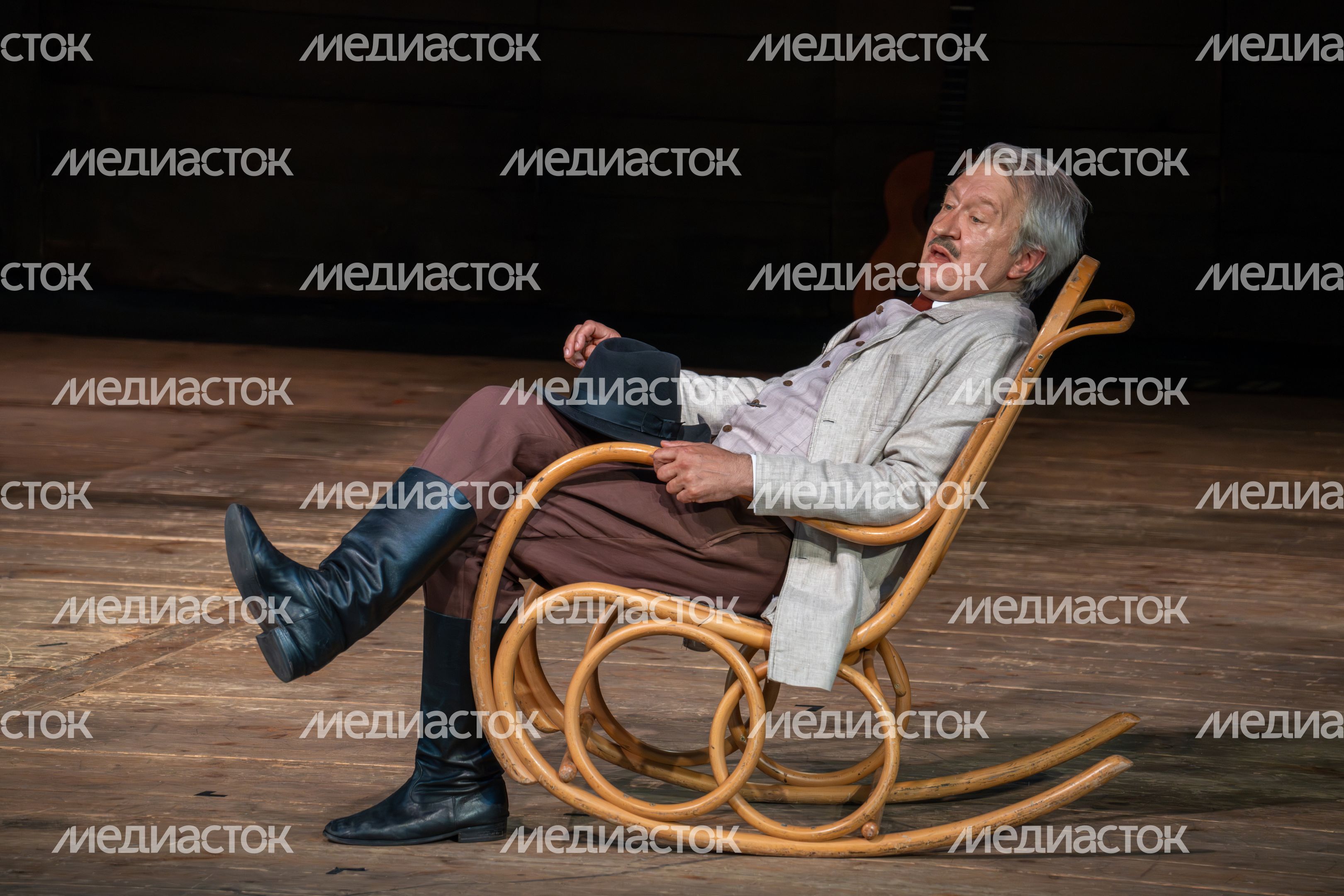 Актер Игорь Черневич в спектакле «Дядя Ваня» Театра Европы на театральном фестивале «Мелиховская весна» Актер Игорь Черневич в спектакле «Дядя Ваня» Театра Европы на театральном фестивале «Мелиховская весна»