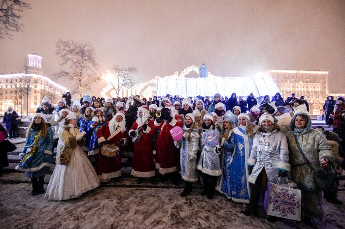 Парад Снегурочек в Москве