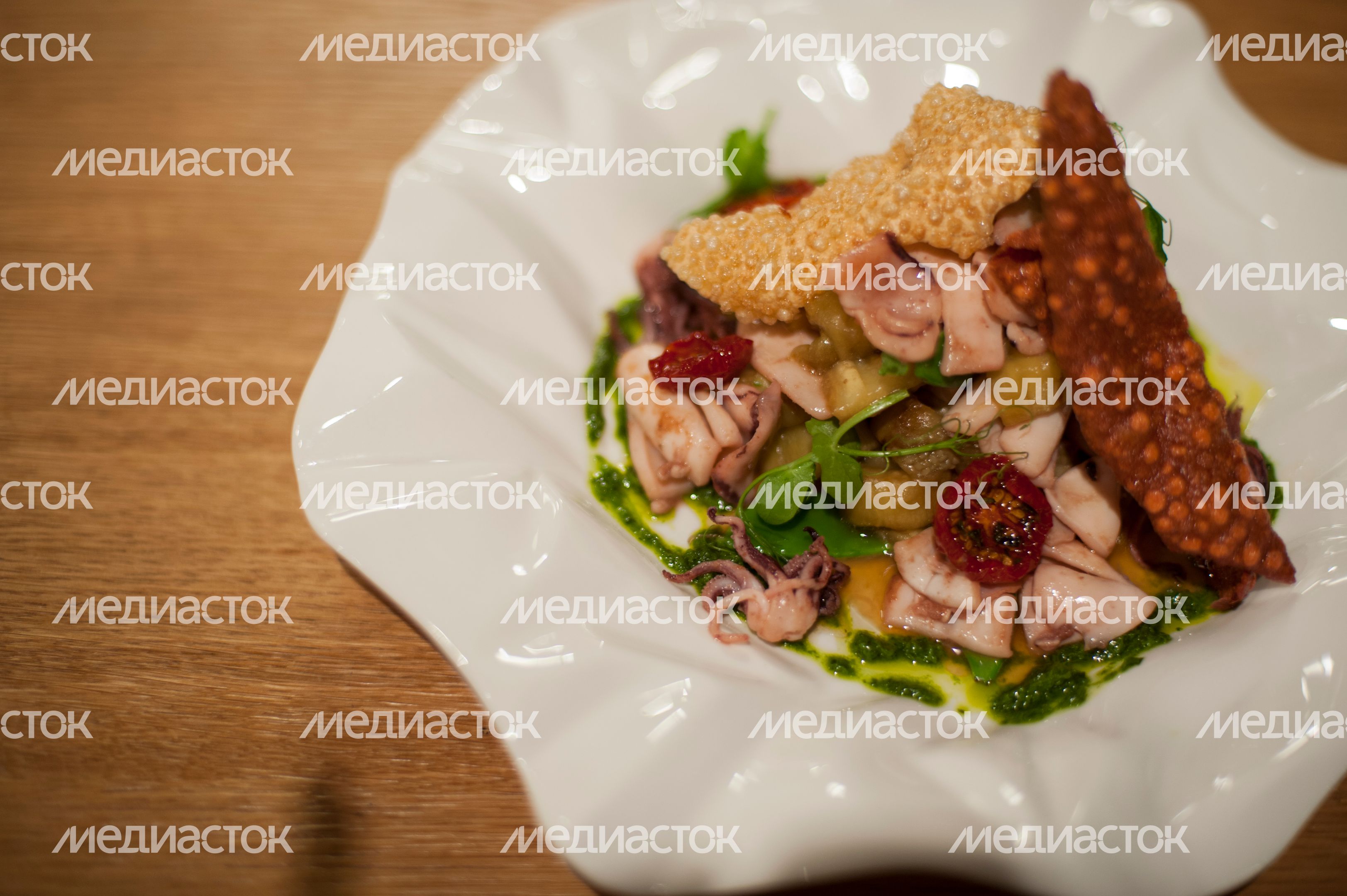 Приготовление салата с кальмарами и овощами на гриле