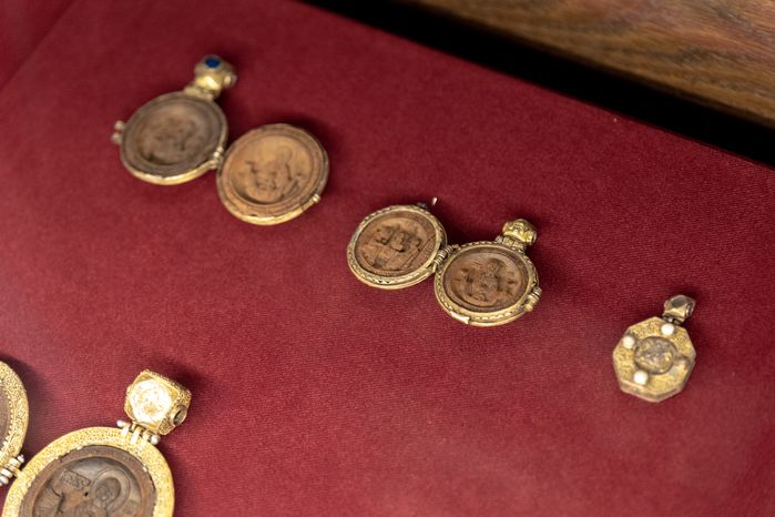 Ризница. Экспозиция Реликвия и сокровища Троице-Сергиева монастыря XI-XVII веков