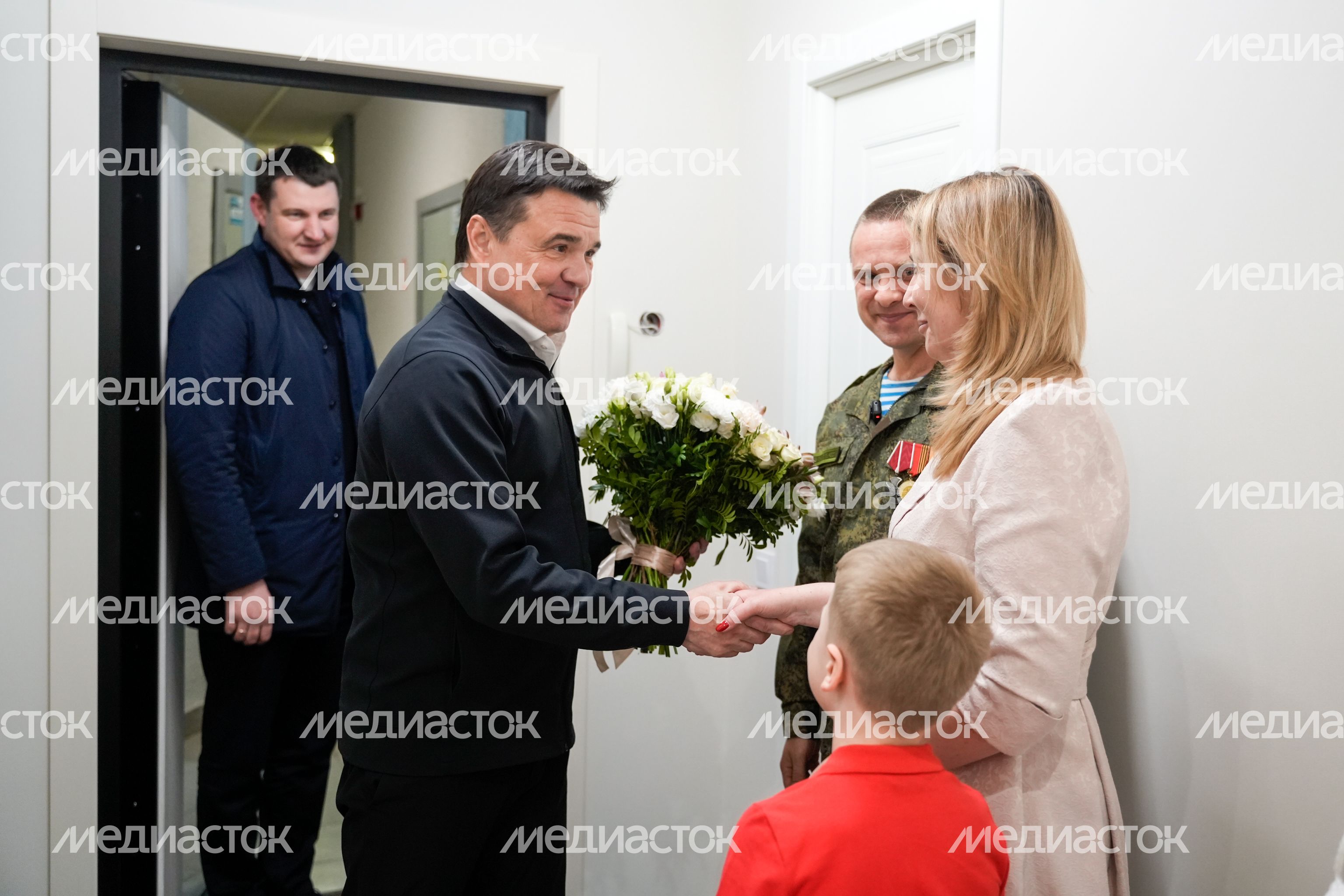 Андрей Воробьев накануне Пасхи навестил  в Электрогорске героя СВО и его семью