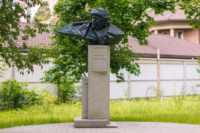 Бюст исследователя Арктики Ивана Папанина в парке «Папанинская дача» микрорайона Юбилейный города Королев