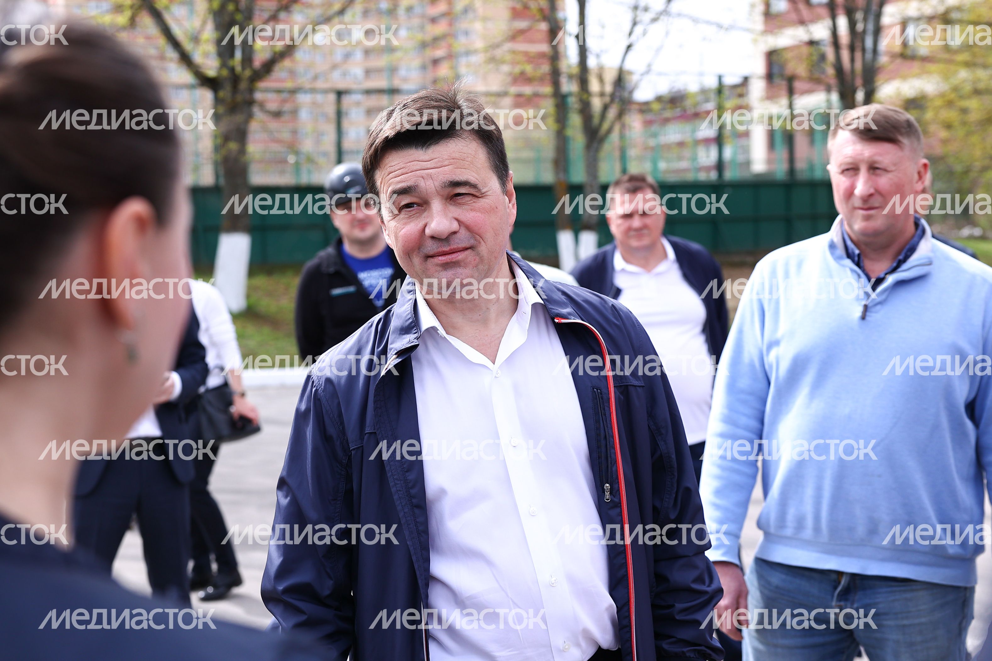 Андрей Воробьев проверил ход ремонта бассейна в поселке Селятино