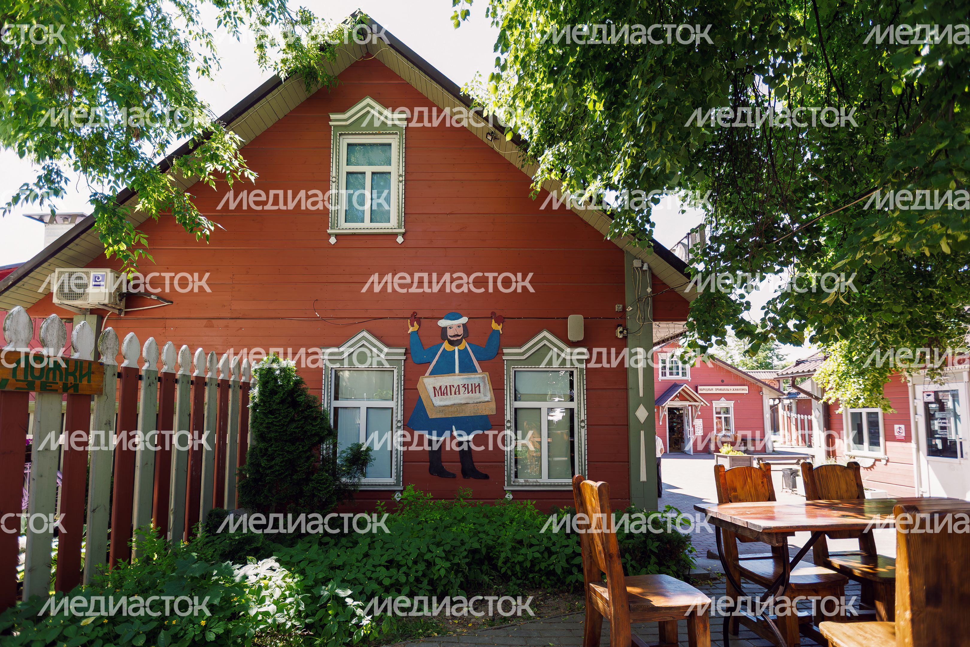 Летние виды улицы Московской со старинными домами в Звенигороде Летние виды улицы Московской со старинными домами в Звенигороде