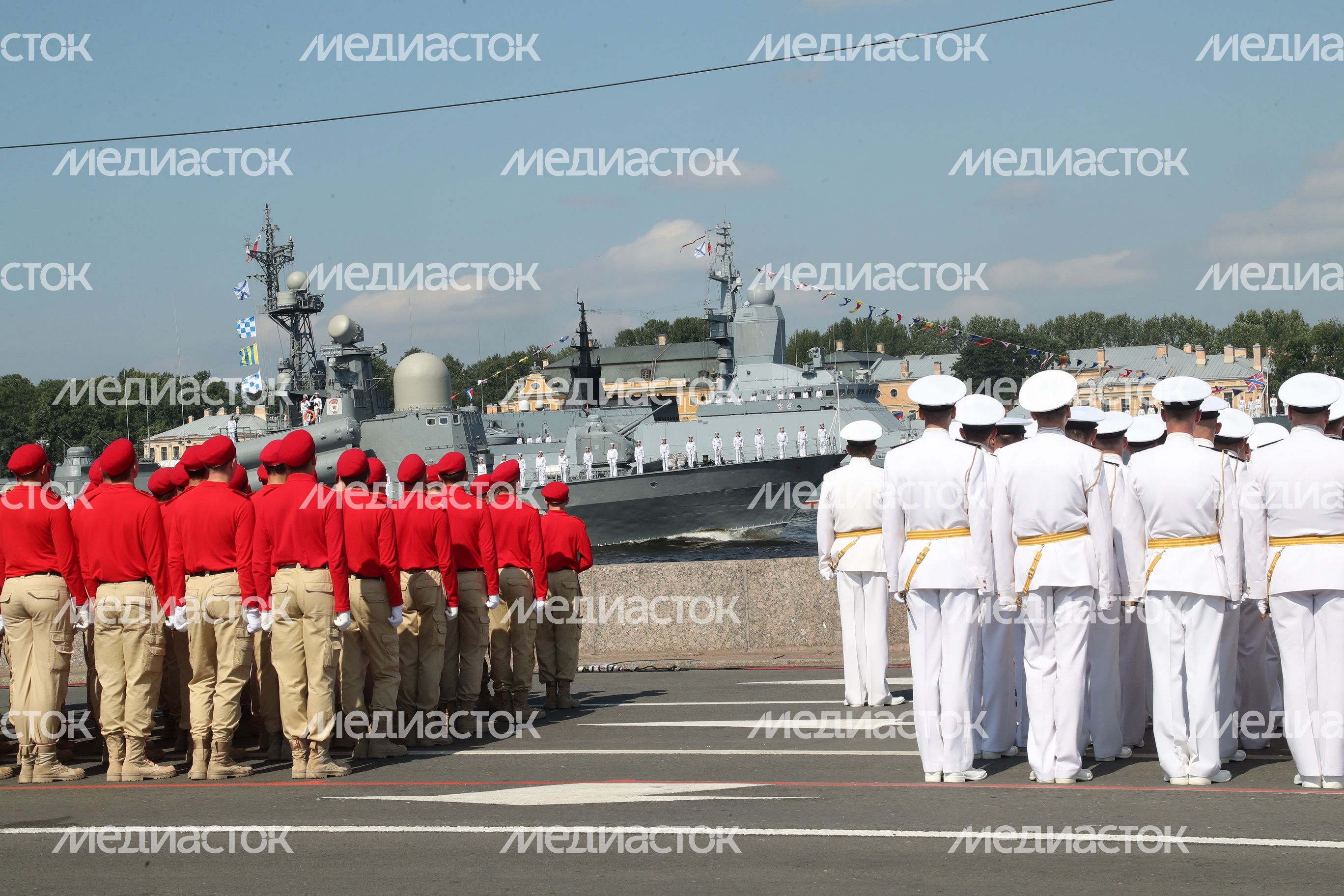 Губернатор Подмосковья присутствовал на главном военно-морском параде в честь Дня ВМФ Губернатор Подмосковья присутствовал на главном военно-морском параде в честь Дня ВМФ