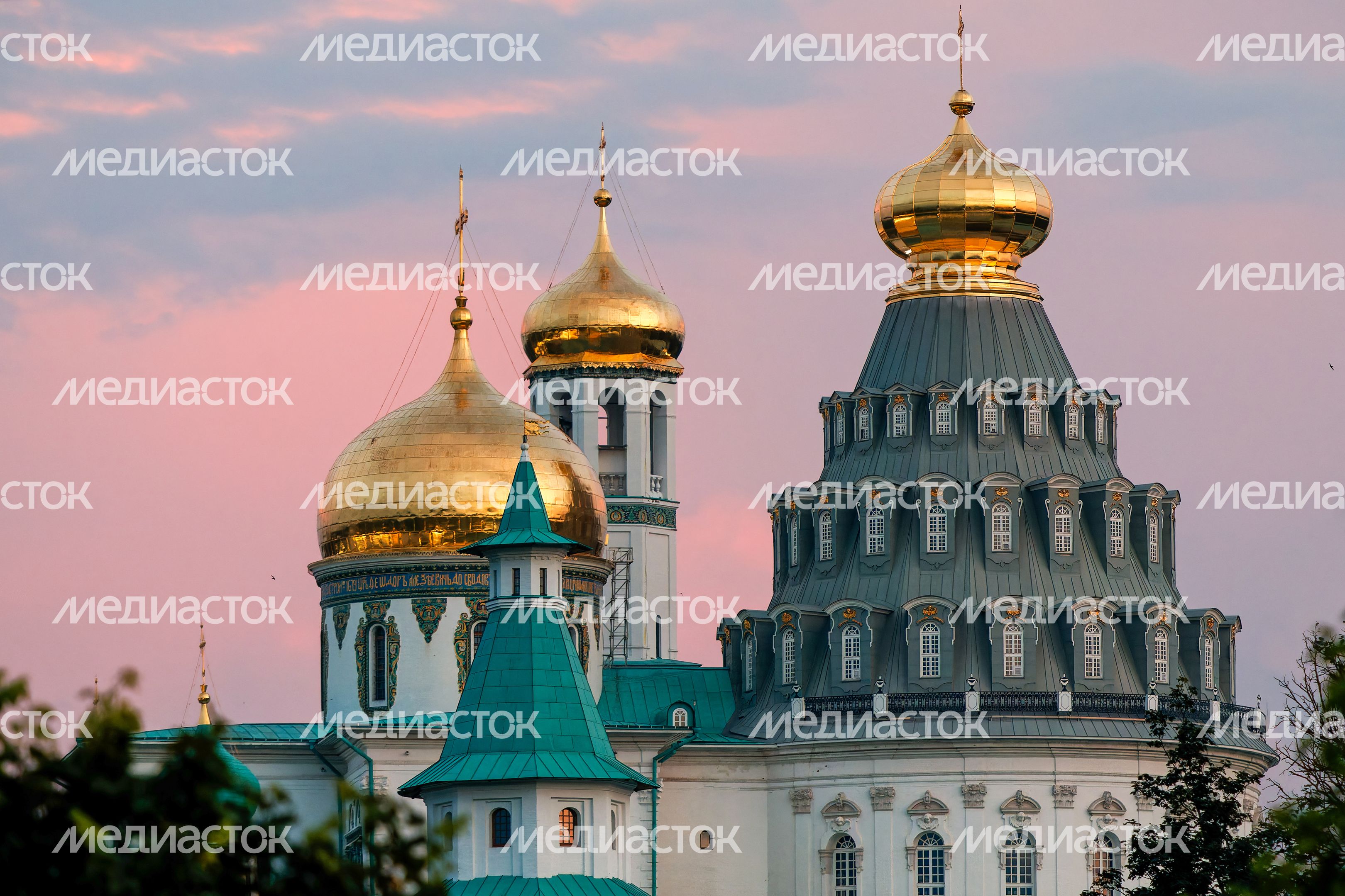 Воскресенский Ново-Иерусалимский монастырь в Истре на закате Воскресенский Ново-Иерусалимский монастырь в Истре на закате