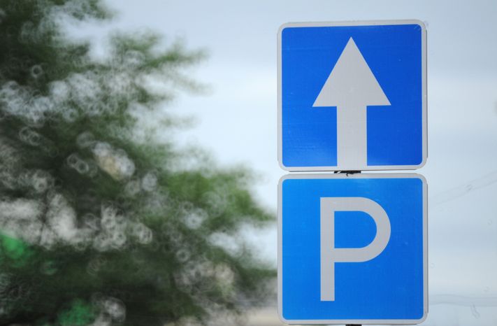 Дорожные знаки на улице Тверская в Москве
