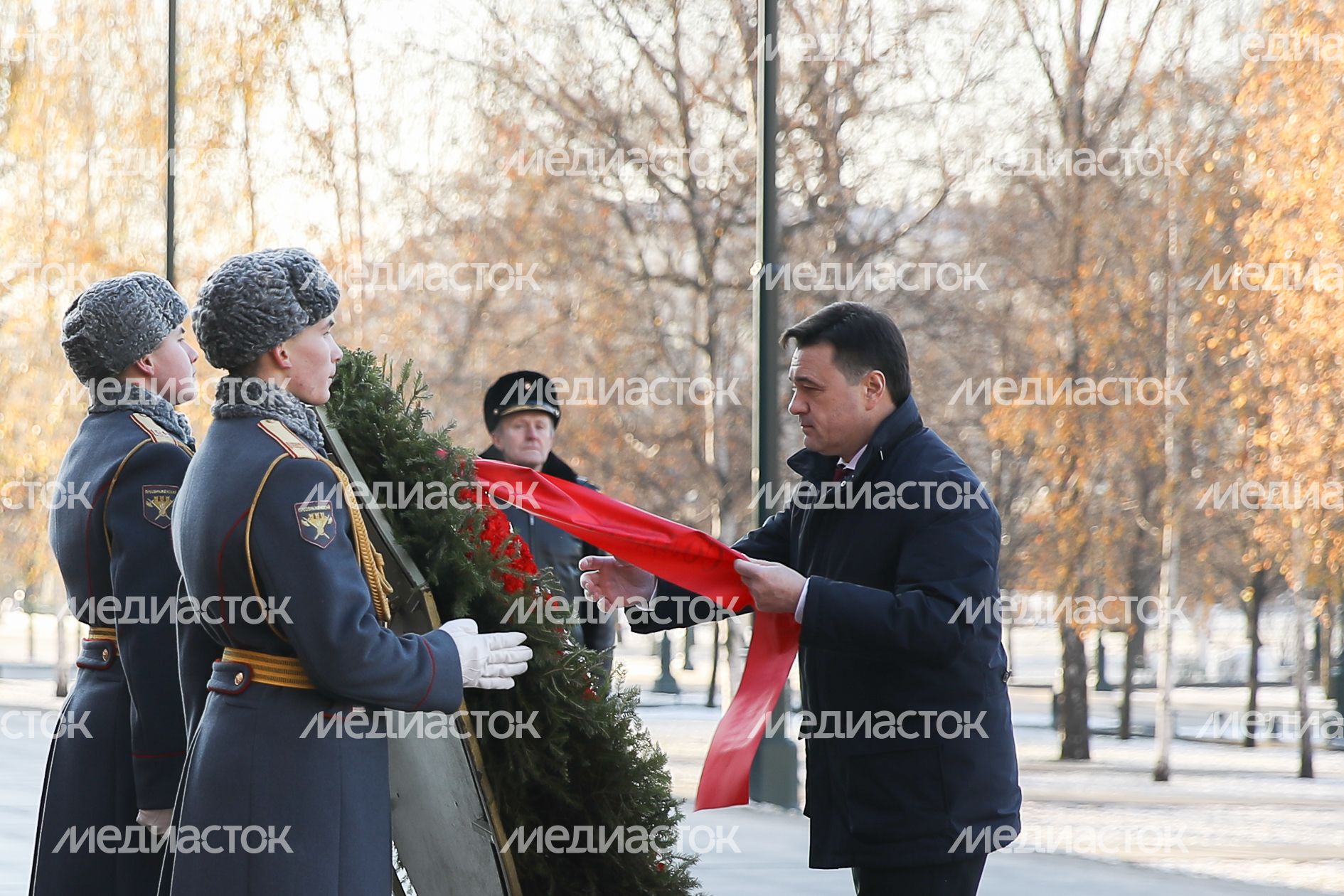 Возложение Губернатором Подмосковья цветов к Могиле Неизвестного Солдата в Александровском саду