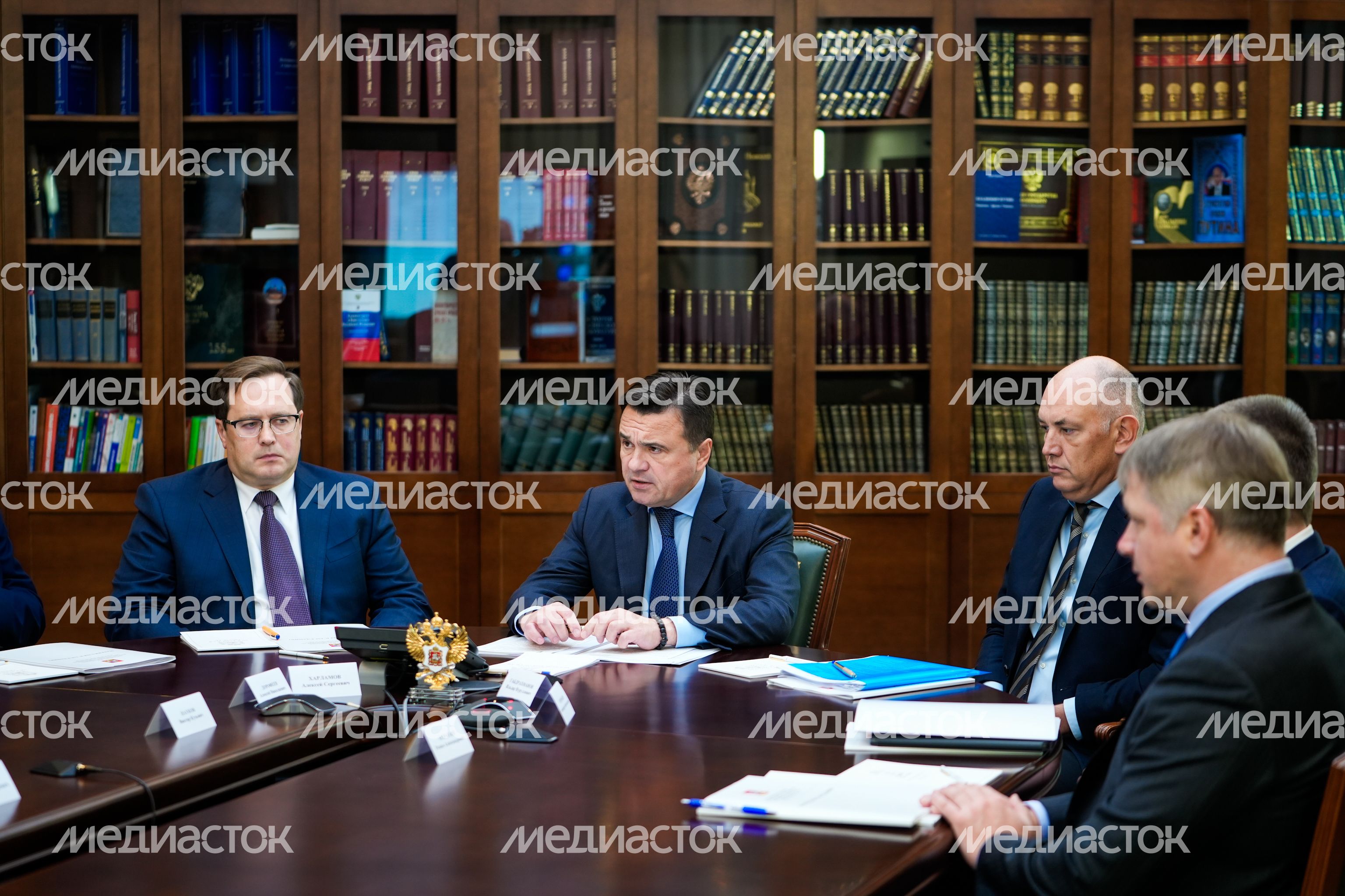 Андрей Воробьев обсудил на оперативном совещании подготовку к отопительному сезону и ограничения на работу мигрантов Андрей Воробьев обсудил на оперативном совещании подготовку к отопительному сезону и ограничения на работу мигрантов