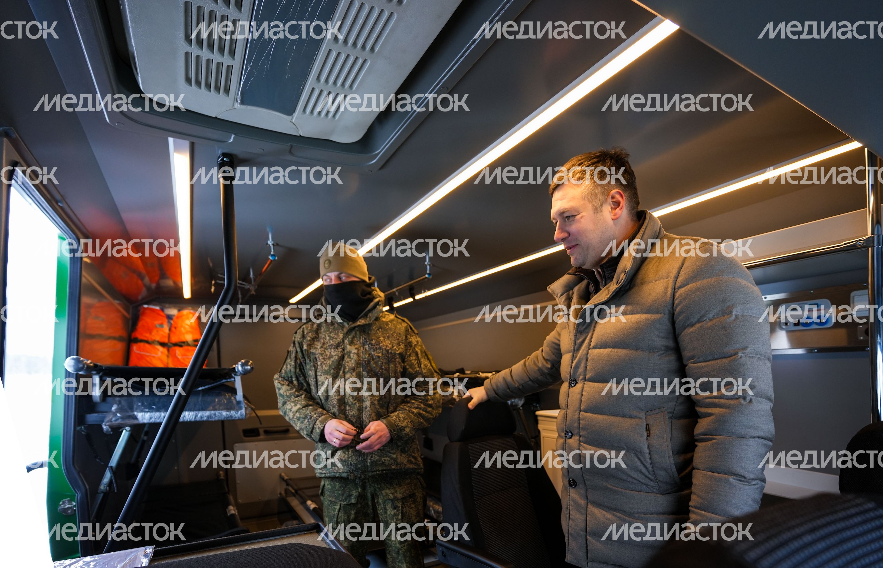 Бойцам СВО из Подмосковья передали медицинский вездеход-амфибию "Звезда" Бойцам СВО из Подмосковья передали медицинский вездеход-амфибию "Звезда"