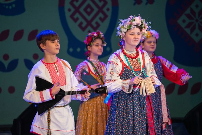 Танцы народов России на сцене ДК «Подмосковье» в Красногорске на фестивале ко Дню народного единства