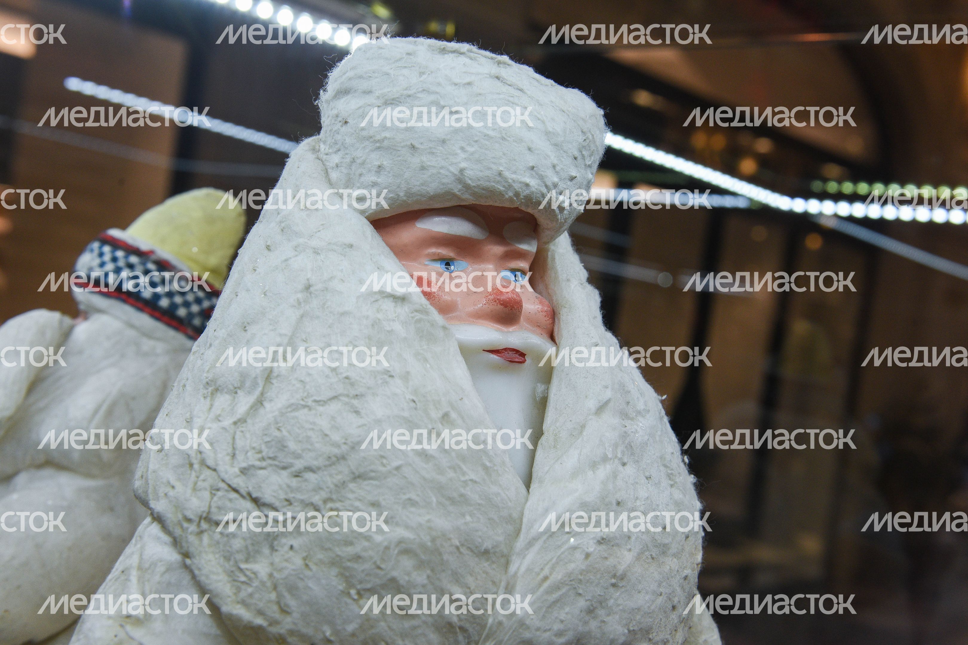 Выставка новогодних игрушек в ГУМе из личной коллекции Александра Олешко