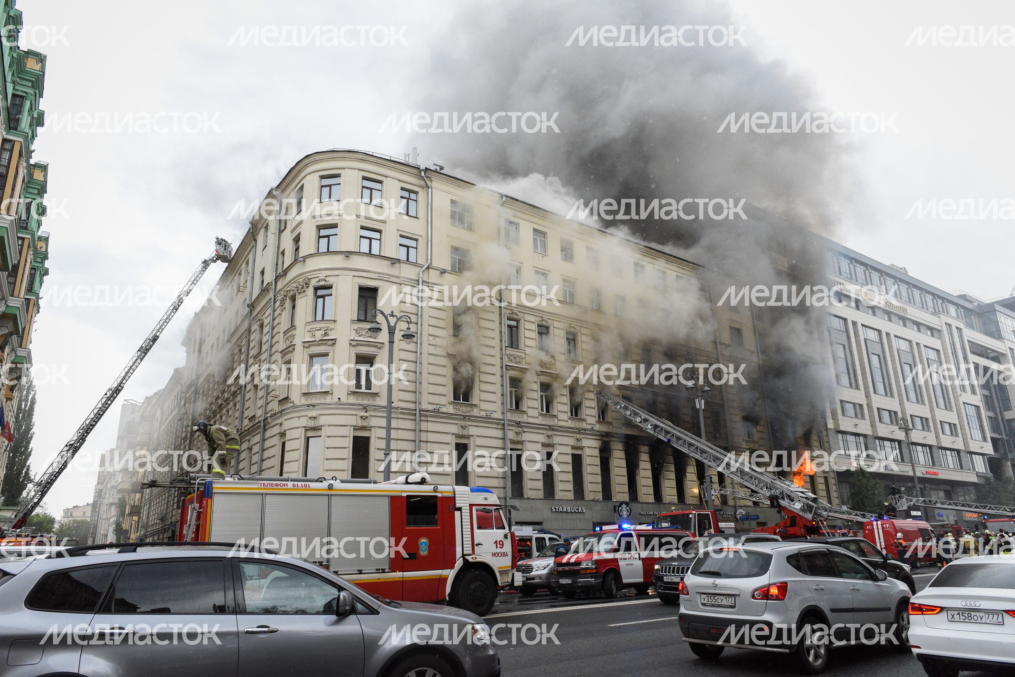 Пожар в реставрируемом здании на Тверской улице в Москве