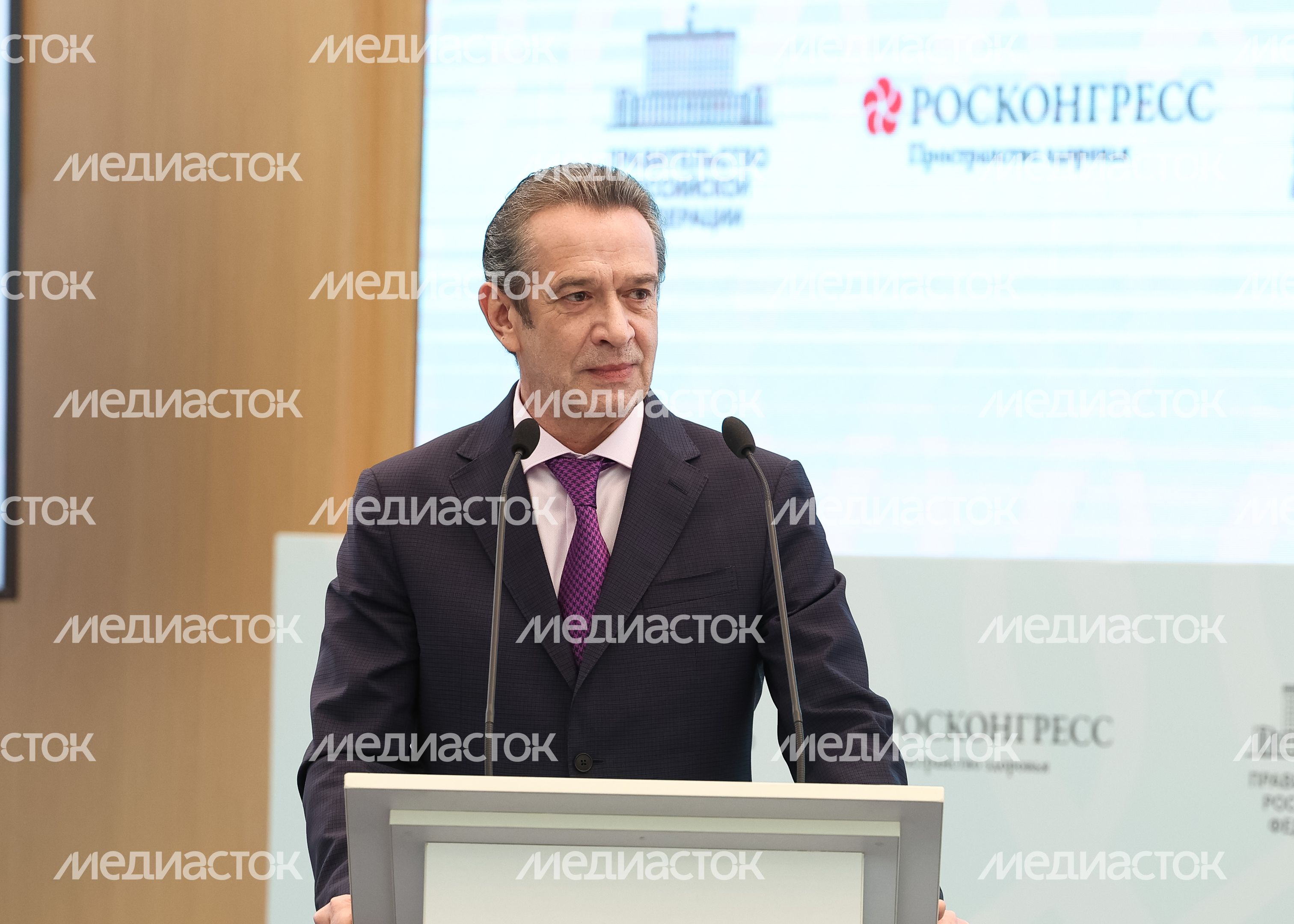 Владимир Машков на пленарной сессии форума "Россия и мир: тренды здорового долголетия" Владимир Машков на пленарной сессии форума "Россия и мир: тренды здорового долголетия"