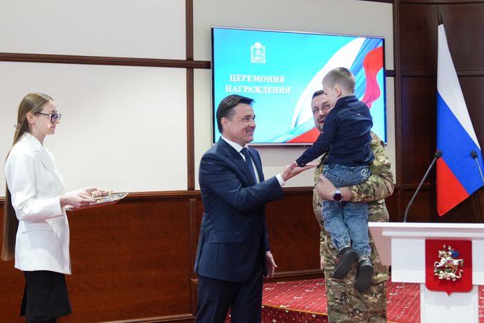 Андрей Воробьев вручил государственные награды добровольцам БАРСа
